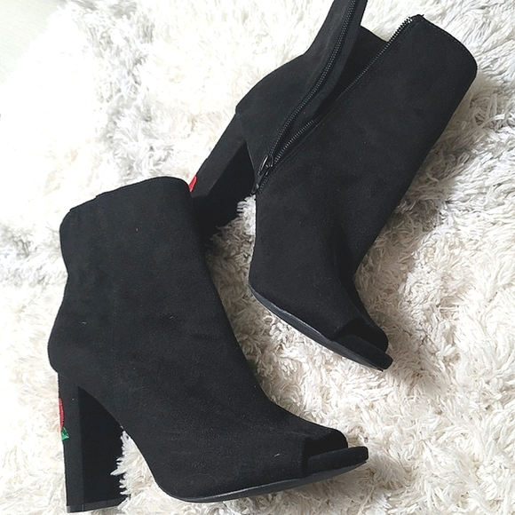 Wild Diva Faux Suede Rose Embroidered Almond Toe Booties Boots Size 9 - Picture 5 of 10